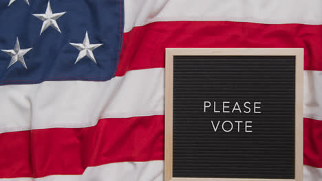 Cartel-Animado-Que-Deletrea-Por-Favor-Vote-Sobre-La-Bandera-De-Rayas-Y-Estrellas-Estadounidenses-Para-Las-Elecciones-Estadounidenses-De-2024-1